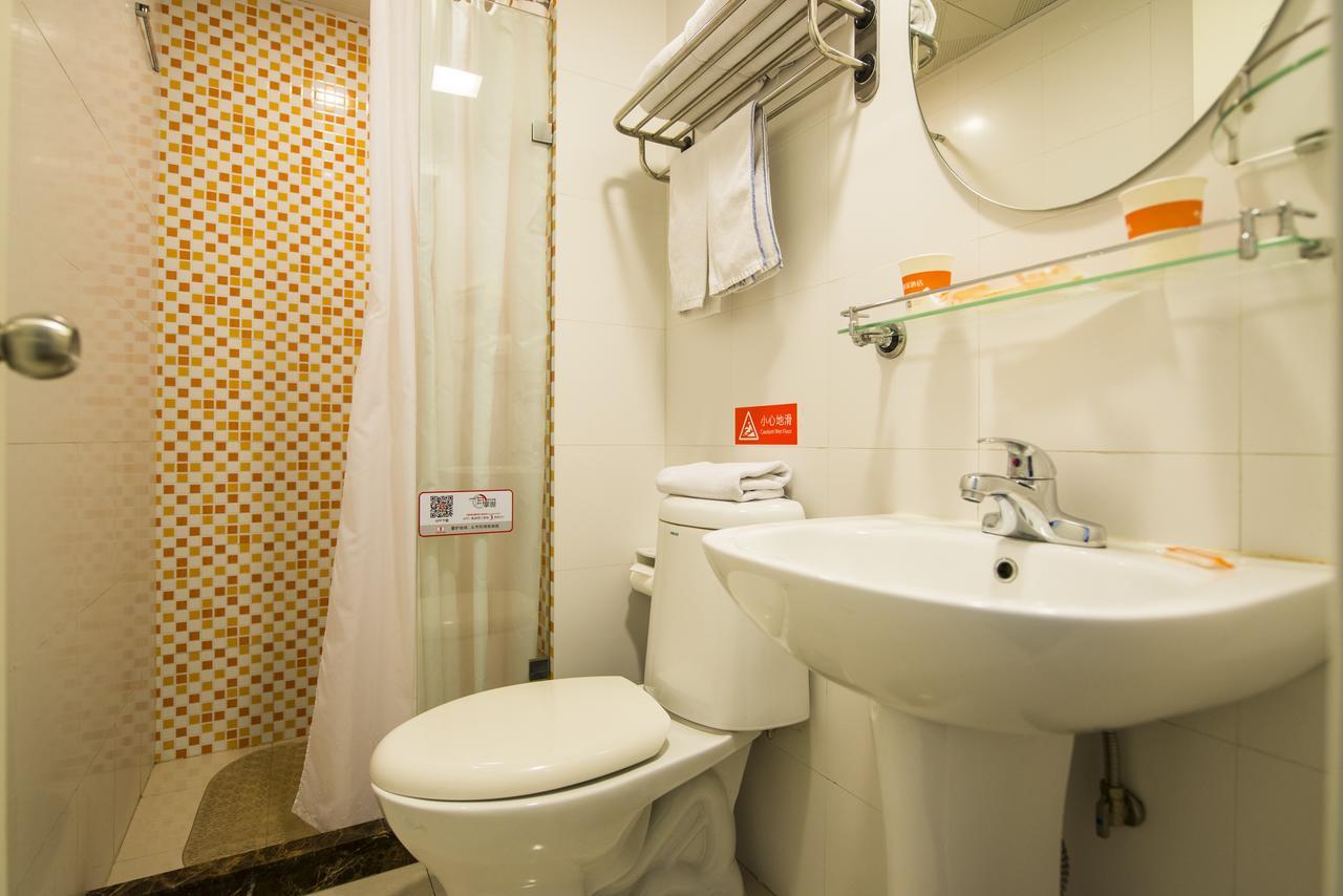 Hongqiao Terminal Jinshajiang Road Changfeng Hotel 2*